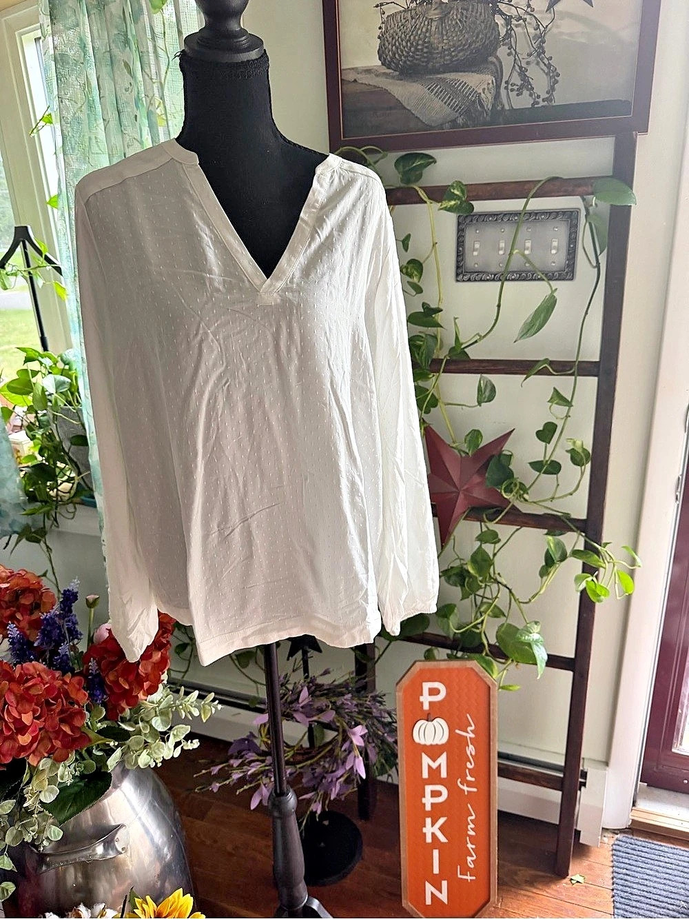 White House Black Market V-Neck Blouse in White Size Medium NWT